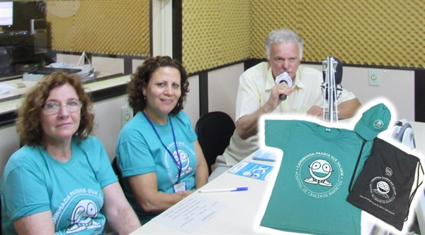 Vande ao lado da voluntária Zis Belote e do coordenador geral do hospital Antônio Curte (Foto: A Cidade)