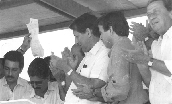 Uma foto histórica: a inauguração da ponte rodoferroviária, na divisa de São Paulo com Mato Grosso do Sul. Em primeiro plano aparecem o então governador Quércia, Édinho Araújo e o saudoso deputado federal Roberto do Valle Rolemberg. Eles foram decisivos na conquista da obra. (Foto: Arquivo pessoal)