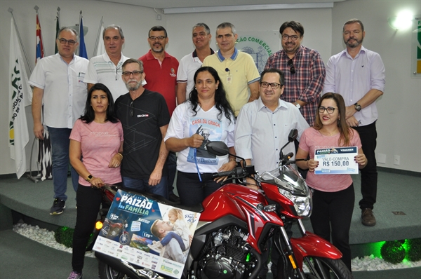  A contemplada com a moto 0KM contou ao jornal A Cidade colocou apenas um cupom e fiquei surpresa com a vitória  (Foto: Érika Chausson/A Cidade)