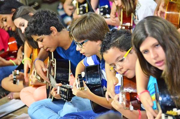 Alunos do Música na Escola e Guri foram atração na noite de terça