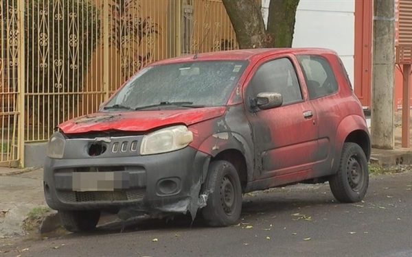 Câmera registra suspeito jogando fogo em carro dentro de garagem