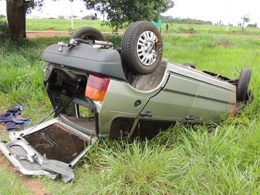 Automóvel sai da pista e capota por várias vezes em trecho da rodovia Péricles Belini