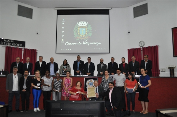 Na sessão de ontem da Câmara Municipal de Votuporanga professores da cidade foram homenageados com votos de congratulação pelo Dia do Professor, comemorado em 15 de outubro (Foto: Daniel Castro/A Cidade)