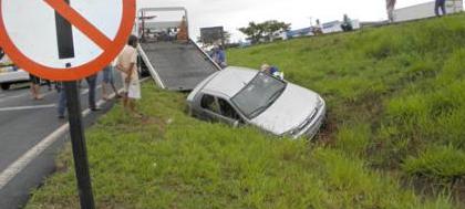 Carro cai em vala na entrada da cidade
