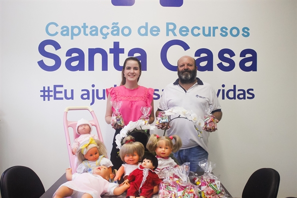 Tamara Pedroso Bonan, técnica de Enfermagem do Pronto Socorro, doou bonecas e sacolas de doces  (Foto: Santa Casa)