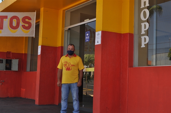 Com a energia cortada, impossibilita que seu Rodrigo realize suas vendas e que gere lucro para poder quitar suas dívidas (Foto: A Cidade)