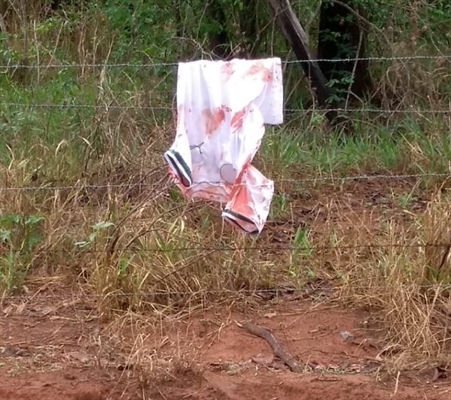 Camiseta encontrada em uma propriedade rural nas proximidades do motel (Foto: Contribuição/Leitor/A Cidade)