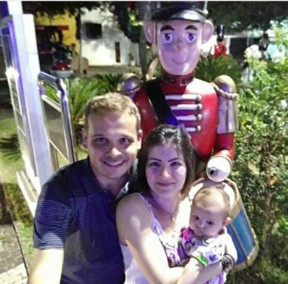 Os pais de primeira viagem, Yasmin Pedroso e Leandro Zanin, foram um dos casais que escolheram o nome Alice para a filha (Foto: Arquivo Pessoal)