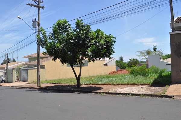 O acidente foi registrado na madrugada deste sábado, por volta das 4h30, na rua Rubens Roveri (Foto: Gabriele Reginaldo/A Cidade)