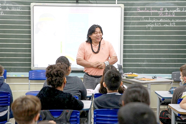 Daniel Munduruku é de Belém (PA) e foi eleito o escritor homenageado do Fliv 2022 e visitou uma escola do município ontem (Foto: Fliv)