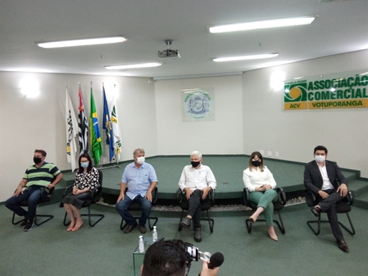 Em coletiva, Ivonete Felix, Ederson Marcelo Batista, Fabiano Cássio de Souza e Tássia Gélio Coleta são anunciados como secretários (Foto: A Cidade)