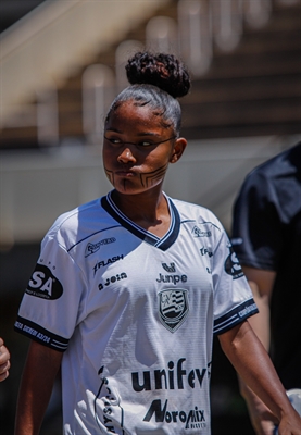 Keila Fiuza dos Santos Silva com a camisa do Clube Atlético Votuporanguense (Foto: Leandro Barbosa)