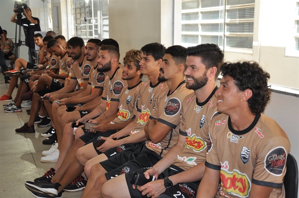 Diretoria, jogadores e comissão técnica participaram da ação na Unidade de Coleta de Sangue (Foto: Rafale Nascimento/CAV)