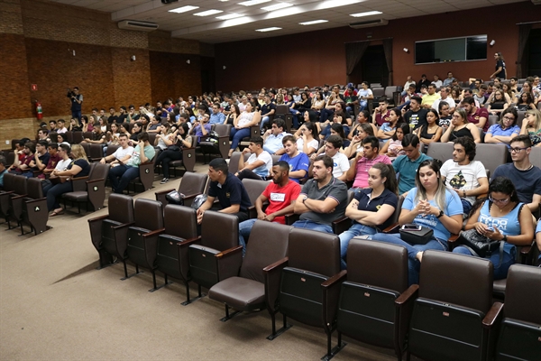 Com uma plateia cheia, alunos e empresários convidados se inspiraram e absorveram os conhecimentos e experiências de Scaldelai (Foto: Unifev)