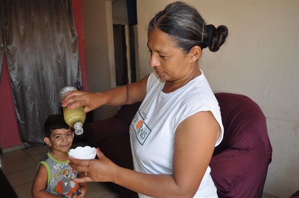 A solução encontrada pela Maria José, moradora do bairro Comerciários, foi usar vinagre para espantar os pernilongos (Foto: Aline Ruiz/A Cidade)