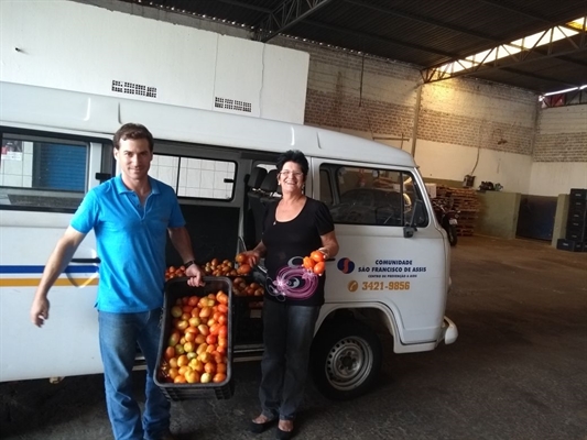 Entidades cadastradas junto à Secretaria do Desenvolvimento Econômico já receberam o tomate doado por Plínio Sanches (Foto: Divulgação/Prefeitura de Votuporanga)