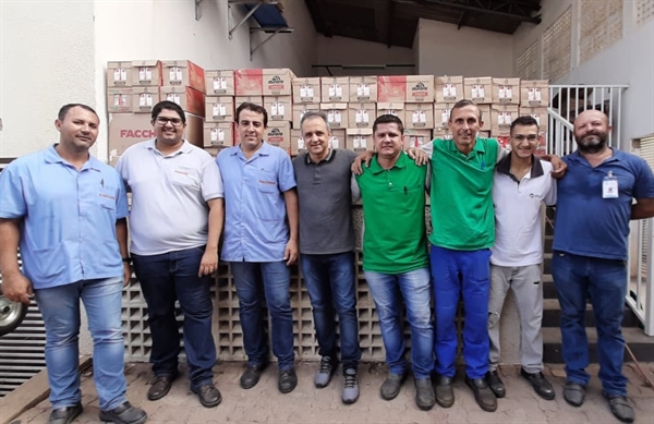 Os supervisores da Facchini Implementos, Luciano da Cruz e Agnaldo Lopes, explicaram a ação (Foto: Santa Casa de Votuporanga)