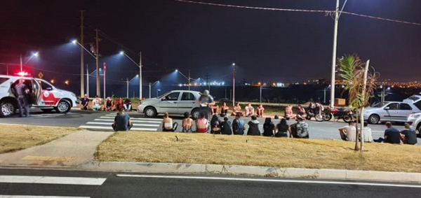 Jovens e adolescentes foram flagrados em loteamento de Catanduva (Foto: Arquivo Pessoal/G1)