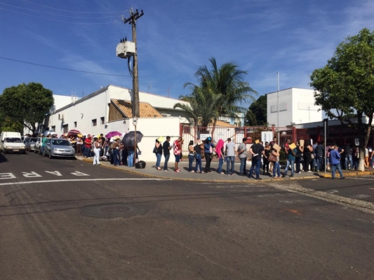 No primeiro dia para entrega de currículos, a fila ficou bastante extensa no Posto de Atendimento ao Trabalhador  (Foto: A Cidade)