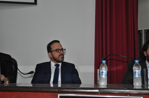 O juiz de direito Evandro Pelarin ministrou uma palestra na noite desta terça-feira na Câmara Municipal de Votuporanga (Foto: Daniel Castro/A Cidade)