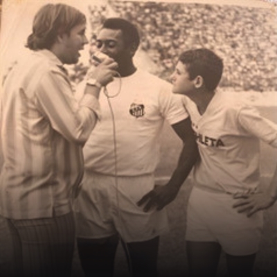 Cláudio Craveiro protagonizou histórias memoráveis, como o dia em que atrasou o início de América de Rio Preto e Santos, invadindo o campo para entrevistar Pelé  (Foto: Divulgação)