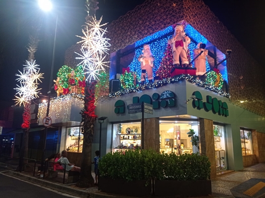 A fachada da A Joia vira um espetáculo a céu aberto durante todo o período de celebração da data (Foto: A Cidade)