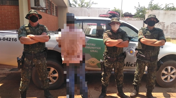 Homem condenado por furto de gado foi capturado pela Polícia Ambiental enquanto caminhava por uma área de pastagem (Foto: Divulgação Polícia Ambiental )