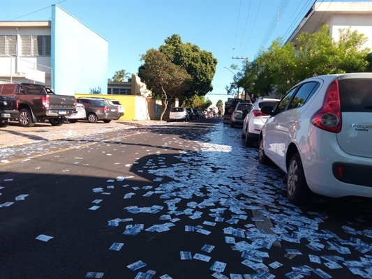 Ruas de Votuporanga amanheceram com a costumeira sujeira dos santinhos derramados (Foto: A Cidade)