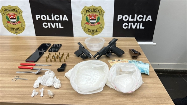 A Polícia Civil de Fernandópolis apreendeu com o casal mais de um quilo de cocaína e duas pistolas semiautomáticas (Foto: Divulgação)