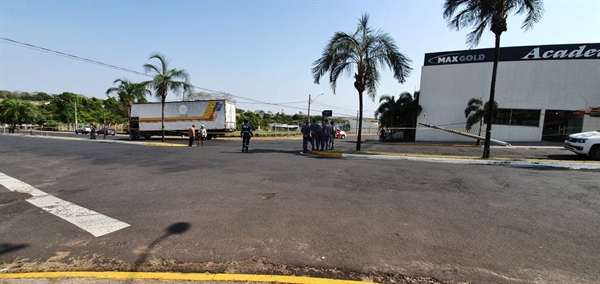 O baú do caminhão enroscou nos fios existente no local e acabou derrubando o poste  (Foto: Reprodução/A Cidade)