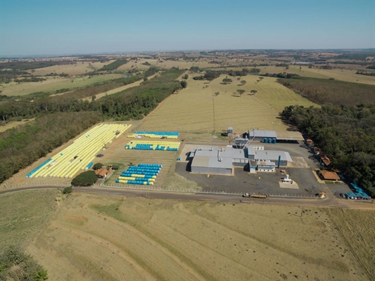 A empresa especializada atua na parte de industrialização do produto que depois é destinado para o mercado interno e externo (Foto: Divulgação/ Ouro Branco Algodoeira)