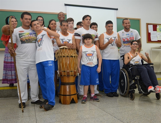 No dia 22 foi realizada apresentação de capoeira com os alunos da APAE (Foto: Divulgação/Unifev)