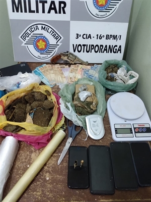 No primeiro flagrante, além de grande quantidade de drogas os policiais encontraram um revólver calibre 32 e munições (Foto: Reprodução/Polícia Militar)