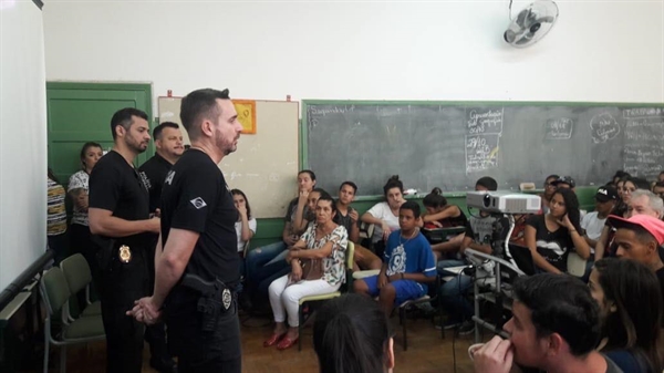 Representantes das Polícia Federal de Jales e Civil de Votuporanga ministraram uma palestra em Cosmorama  (Foto: Arquivo Pessoal)