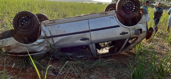 Carro capotou na Rodovia Cândido Poloni, em Poloni — Foto: Arquivo pessoal