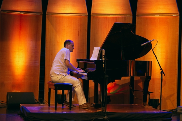 Gustavo Bombonato, apresenta amanhã por meio do Facebook, uma live com o tema ‘Sensações dos Intervalos Musicais na Mente Humana’ (Foto: Lucas Gatto)