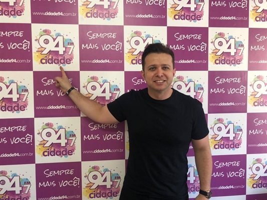 Cantor Kelvin Araújo se lança em carreira solo e visita Cidade FM (Foto: A Cidade)