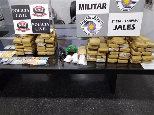  Tijolos de maconha apreendidas pela polícia em Jales. (Foto: Divulgação )