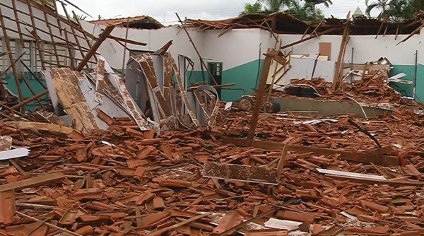 Prédio desabou durante a madrugada em Valentim Gentil (Foto: Reprodução/Tv Tem)