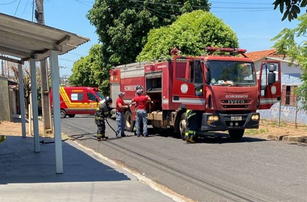 Uma casa pegou fogo no bairro Bom Jesus na cidade vizinha e as forças policiais agiram para controlar as chamas