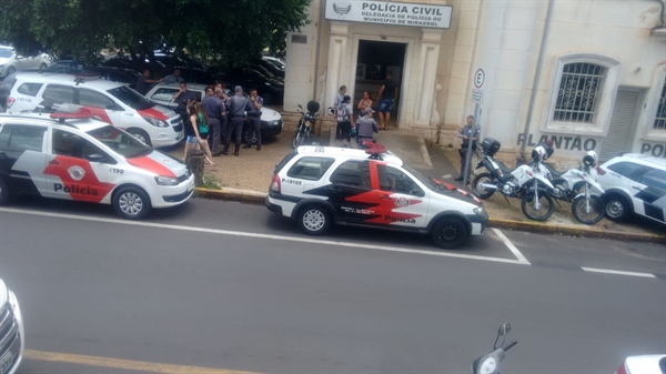 A corporação chegou no condomínio e cercou o local (Foto: Reprodução)