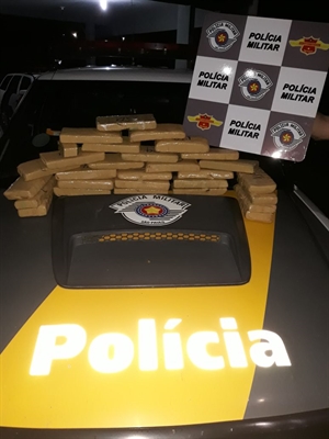 Com eles foram apreendidos 16 kg de maconha (Foto: Divulgação/Polícia Rodoviária)