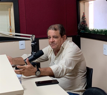 Adilson Leite, prefeito de Álvares Florence, esteve ontem nos estúdios da Cidade FM para um balanço sobre sua gestão em 2023 (Foto: A Cidade)