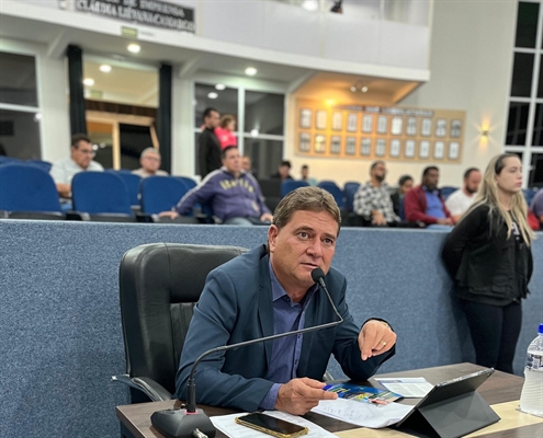O vereador Serginho da Farmácia apresentou um projeto para conceder benefícios fiscais a imóveis com energia solar (Foto: Assessoria)