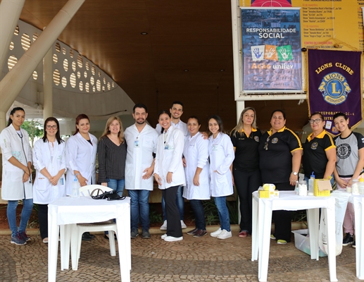 Na oportunidade, alunos e docentes da graduação realizaram testes de Glicemia e aferiram a pressão arterial das pessoas (Foto: Divulgação/Unifev)