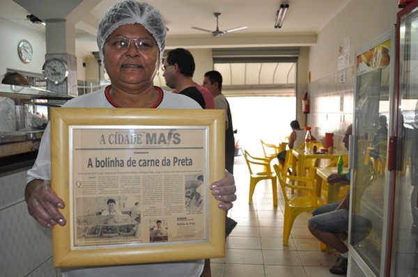 Comerciante guarda, com carinho, jornal de 2008