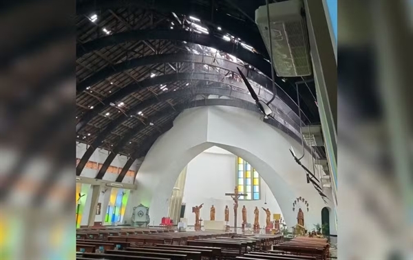  A intensidade do temporal causou avarias significativas na igreja e diversos lugares da cidade vizinha (Foto: Divulgação)
