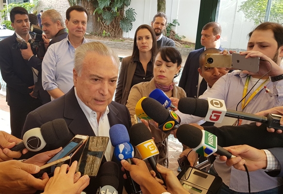 Michel Temer conversa com jornalistas após votar em São Paulo — Foto: Carolina Dantas, G1