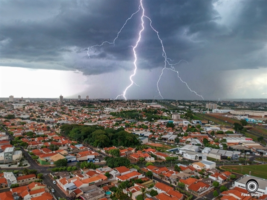 As altas temperaturas e umidade do ar típicas da primavera/verão também são fatores que favorecem a formação de tempestades e raios (Foto: Foco Studio e A Cidade)