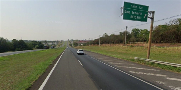 O impacto resultou na queda de Edna na pista, onde foi tragicamente atropelada por um caminhão e outro carro, resultando em sua morte imediata (Foto: Divulgação)